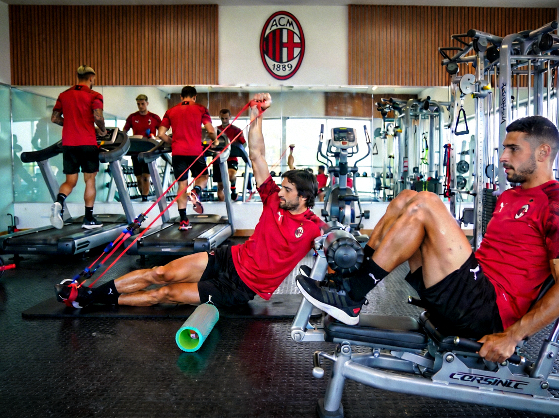AC米兰球员在健身房进行体能恢复训练