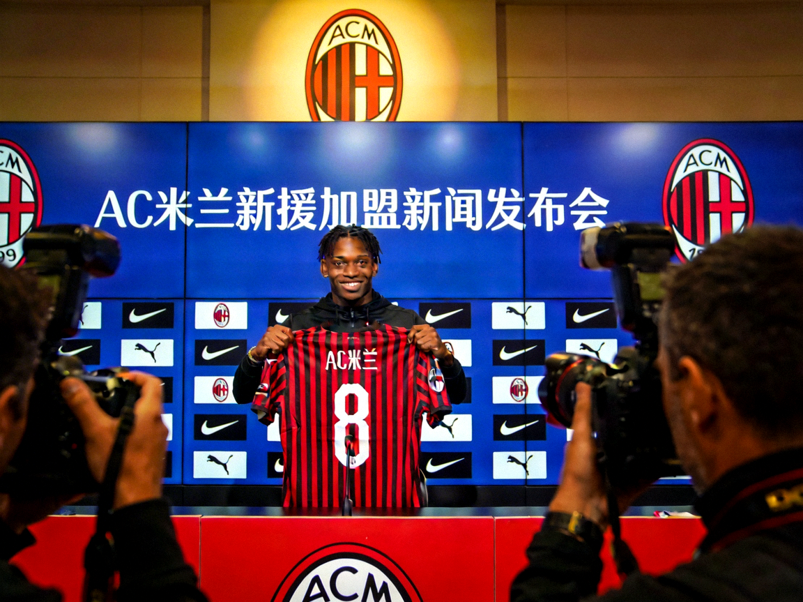 AC米兰新签约球员在新闻发布会上展示球衣