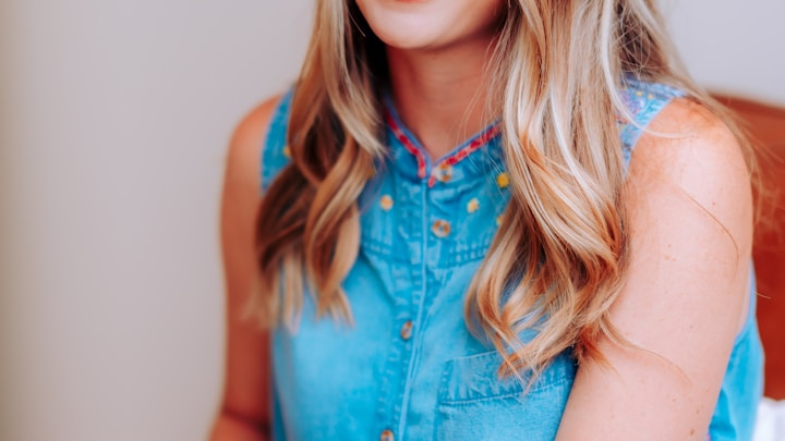 AC米兰主教练皮奥利在训练场边指导球员战术